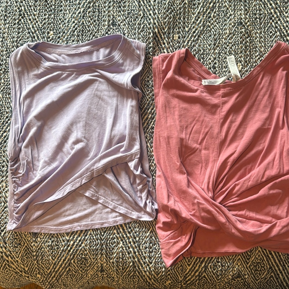 Set of two cropped workout shirtss